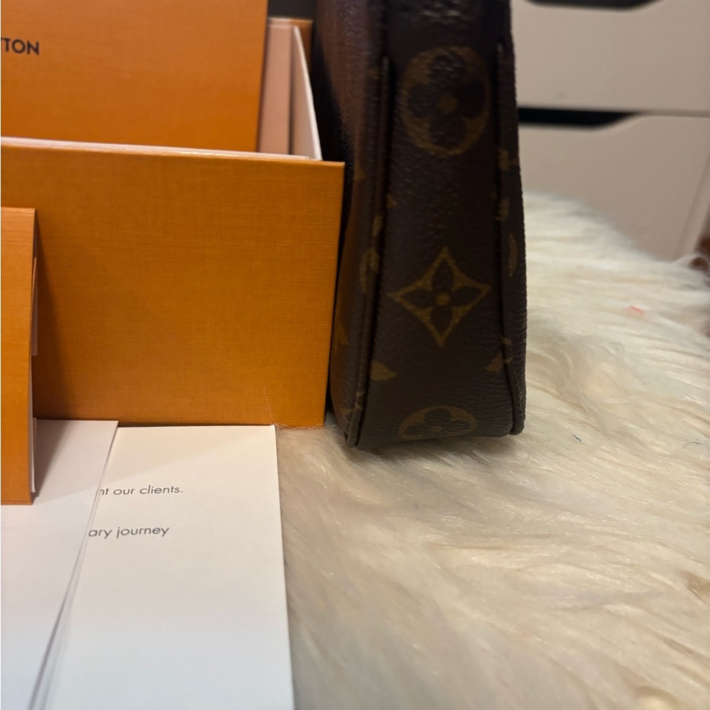 Louis Vuitton Brown Monogram Clutch - Picture 8 of 9